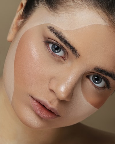Woman brown eyes and brown eyes
